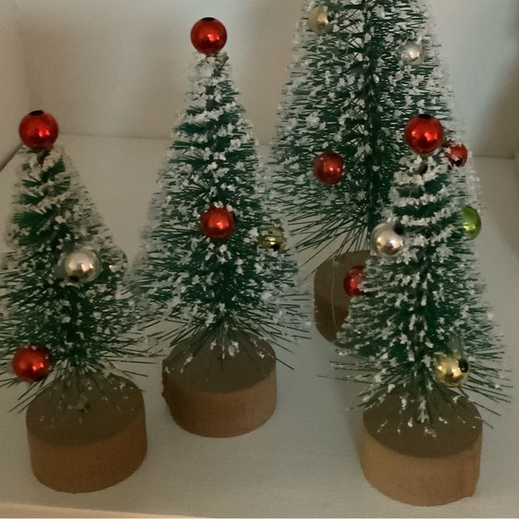 4 Decorated Bottle Brush trees. In good condition. - Picture 11 of 14